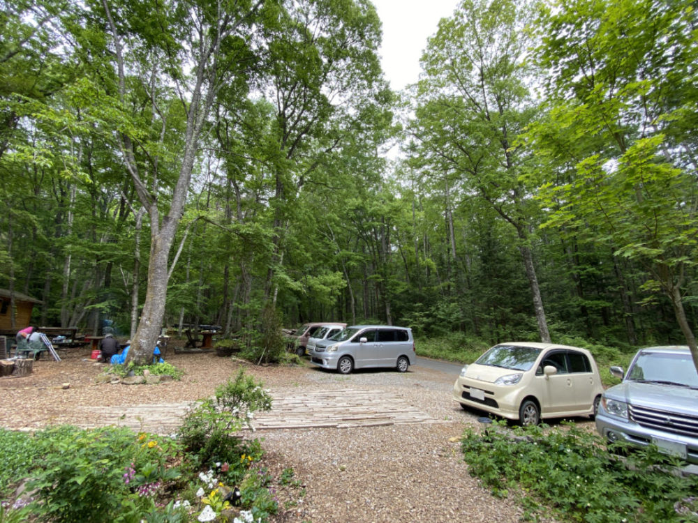 FUMONキャンプ場の駐車場｜八ヶ岳のふもと原村で自然を満喫できるプライベートキャンプ場
